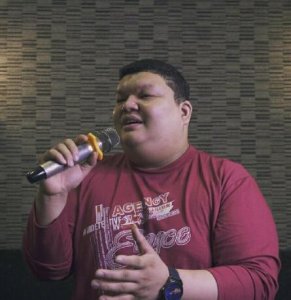 ​唱凉凉的那个胖子是谁