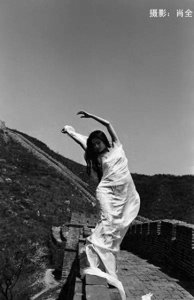 ​杨丽萍28年前旧照曝光，长发及腰舞蹈动作舒展气质优雅