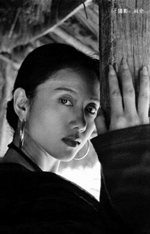 杨丽萍28年前旧照曝光，长发及腰舞蹈动作舒展气质优雅