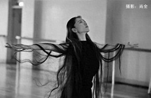 杨丽萍28年前旧照曝光，长发及腰舞蹈动作舒展气质优雅