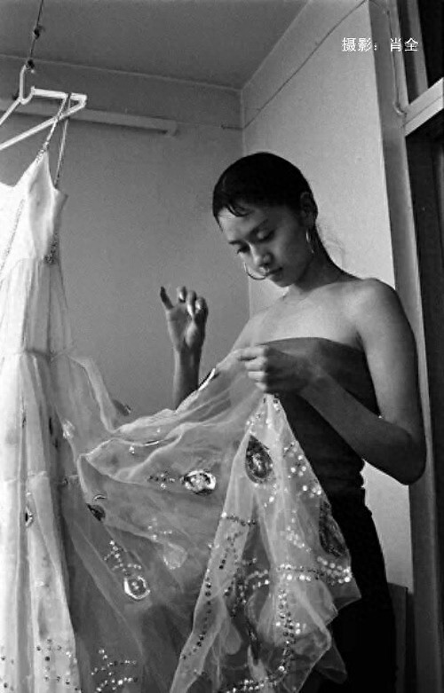 杨丽萍28年前旧照曝光，长发及腰舞蹈动作舒展气质优雅