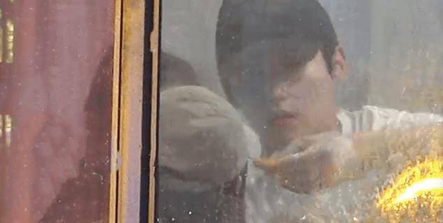 邢昭林恋情曝光!女方不是梁洁 邢昭林亲手剥虾还喂到嘴边