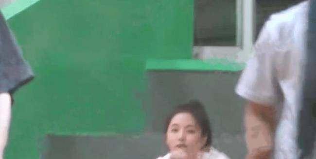 邢昭林恋情曝光!女方不是梁洁 邢昭林亲手剥虾还喂到嘴边