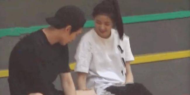 邢昭林恋情曝光!女方不是梁洁 邢昭林亲手剥虾还喂到嘴边