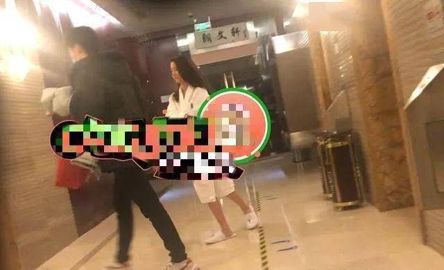 邢昭林恋情曝光!女方不是梁洁 邢昭林亲手剥虾还喂到嘴边