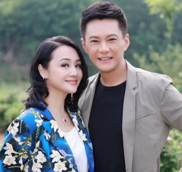 曹颖个人资料图片(演员曹颖结婚13年浪漫依旧)