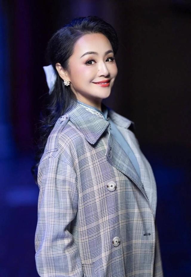 曹颖个人资料图片(演员曹颖结婚13年浪漫依旧)