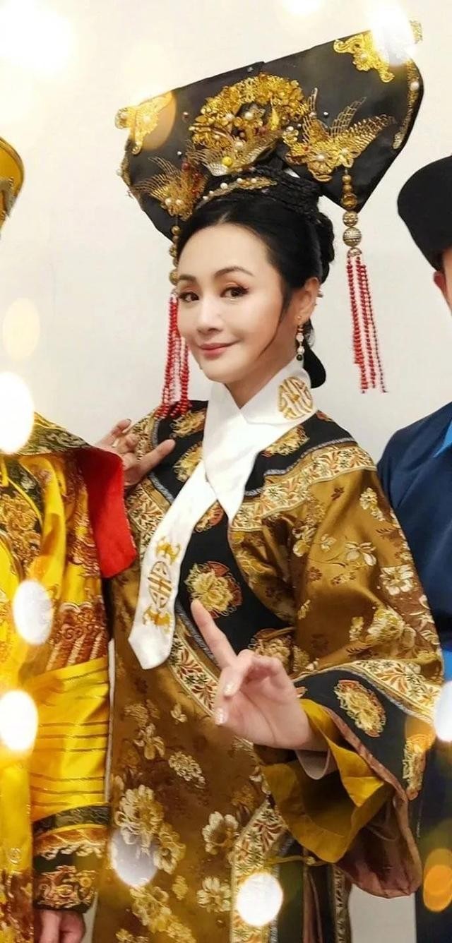 曹颖个人资料图片(演员曹颖结婚13年浪漫依旧)