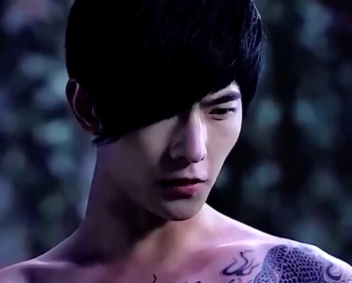 闷油瓶为什么那么恨鲁殇王