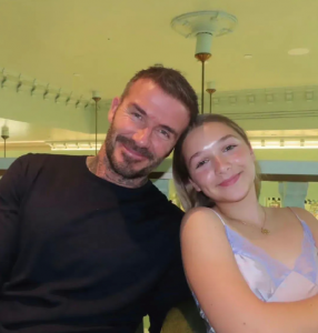 ​贝克汉姆夫妇为女儿庆生，12岁女儿小七模样大变，身高超过妈妈