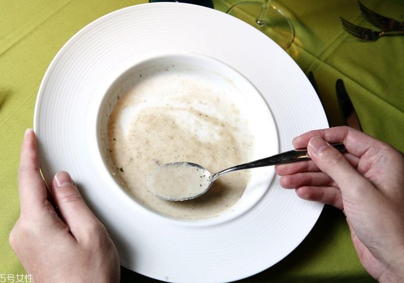 男性必知的西餐厅餐桌礼仪