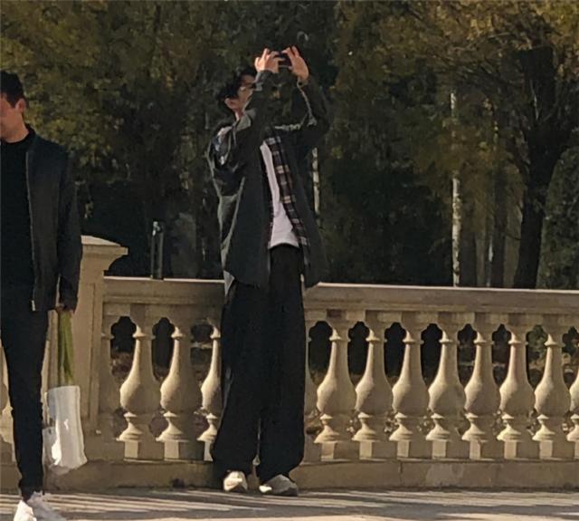 明侦第五季第五期刘昊然（刘昊然两手不离保温杯）(4)