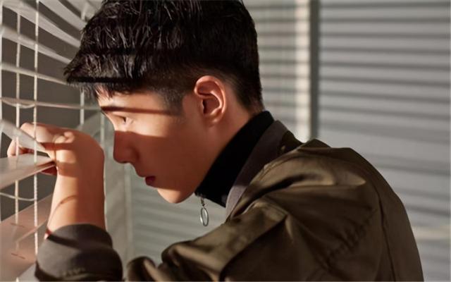 明侦第五季第五期刘昊然（刘昊然两手不离保温杯）(6)