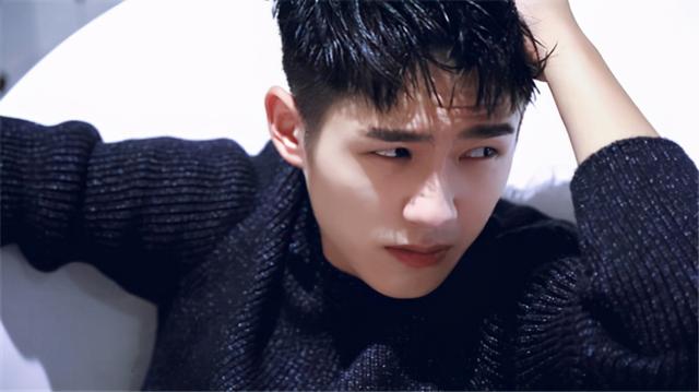 明侦第五季第五期刘昊然（刘昊然两手不离保温杯）(1)