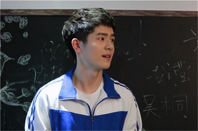 明侦第五季第五期刘昊然（刘昊然两手不离保温杯）(5)