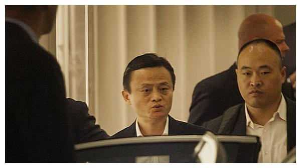 马云退休后，他的贴身保镖李天金，失去百万年薪后过得怎么样