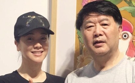 40岁左小青富商老公全家照曝光，揭秘四段情史