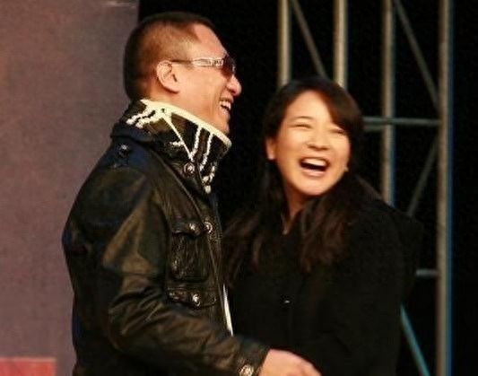 40岁左小青富商老公全家照曝光，揭秘四段情史