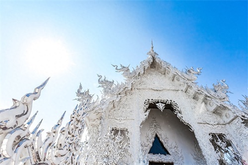 泰国的白庙建筑，极具泰国特色，已成为泰国旅游的标志性景点