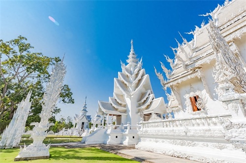 泰国的白庙建筑，极具泰国特色，已成为泰国旅游的标志性景点