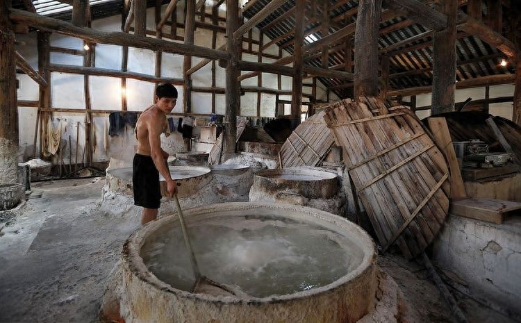 千年传统老手艺：古法制井盐