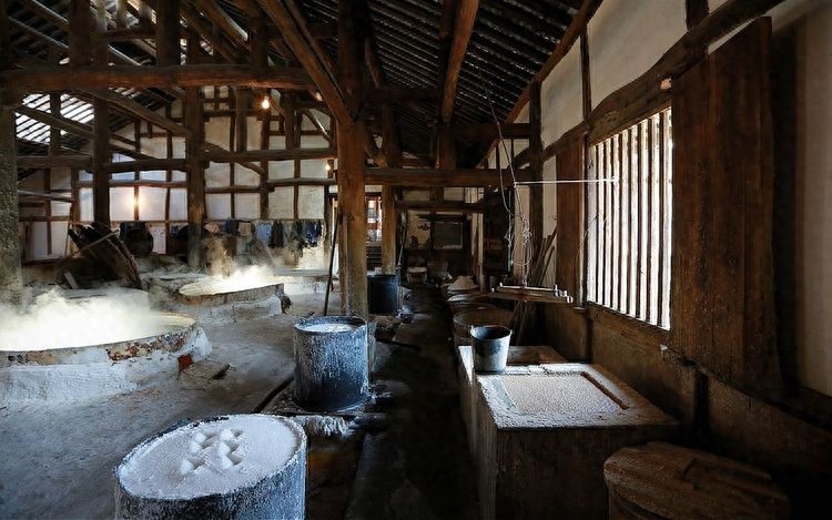 千年传统老手艺：古法制井盐