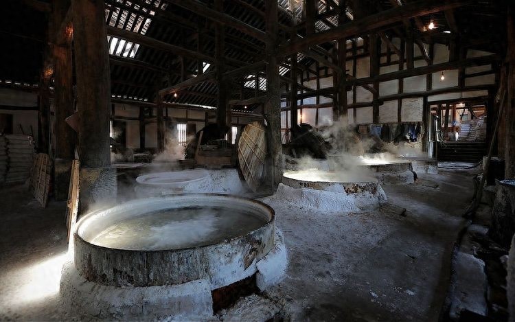 千年传统老手艺：古法制井盐