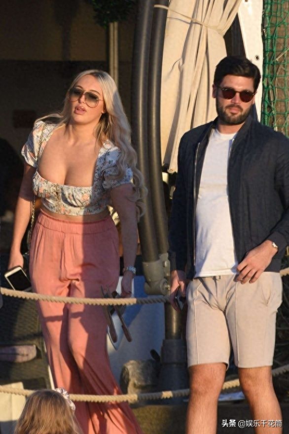 英国女演员现身海滩度假，身穿印花上衣搭粉色阔腿裤时尚靓丽迷人