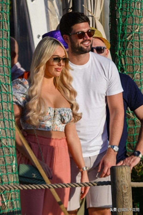 英国女演员现身海滩度假，身穿印花上衣搭粉色阔腿裤时尚靓丽迷人