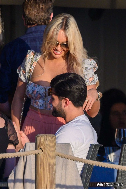 英国女演员现身海滩度假，身穿印花上衣搭粉色阔腿裤时尚靓丽迷人