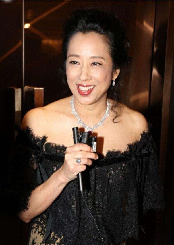 朱玲玲：天生富贵命，18岁风光嫁豪门，27年后离婚，50岁再嫁豪门