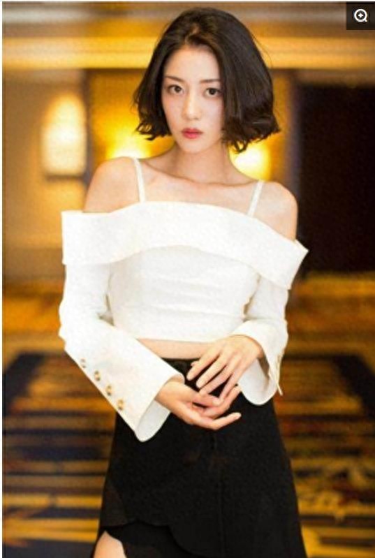 迪丽热巴和李溪芮同台亮相比腿长，网友：大家注意看下第4张