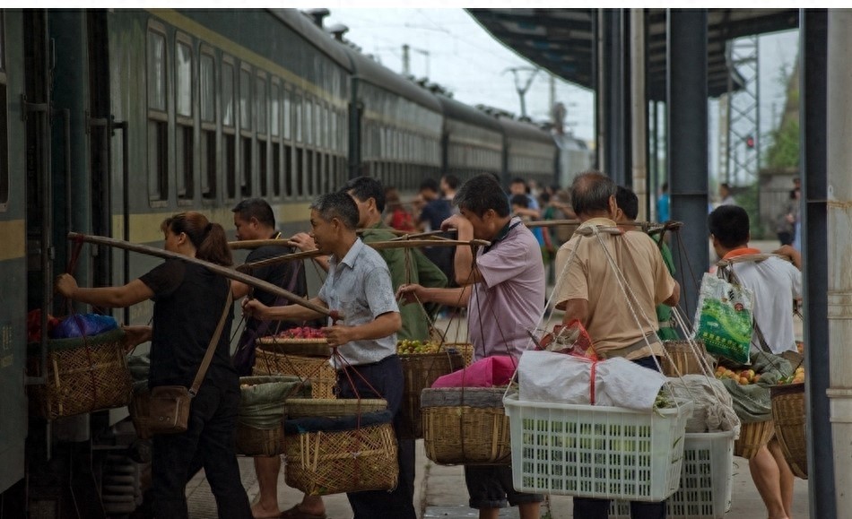 车里车外皆是风景：中国绿皮车纪实