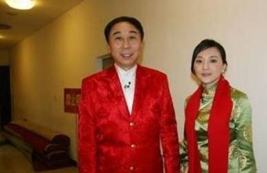 59岁的冯巩妻子近照曝光，原来冯巩每天要面对这样的妻子！