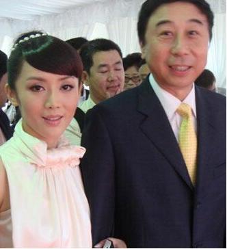 59岁的冯巩妻子近照曝光，原来冯巩每天要面对这样的妻子！