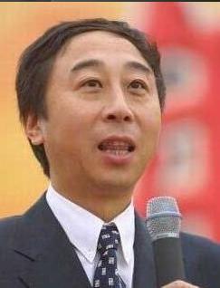 59岁的冯巩妻子近照曝光，原来冯巩每天要面对这样的妻子！