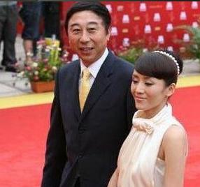 59岁的冯巩妻子近照曝光，原来冯巩每天要面对这样的妻子！