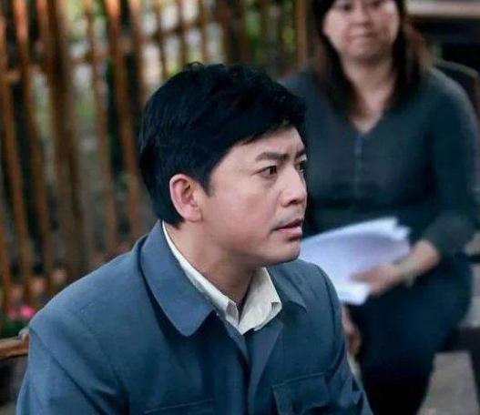 57岁何政军隐藏27年的妻子，不仅年轻貌美，还是大家的圈内老熟人