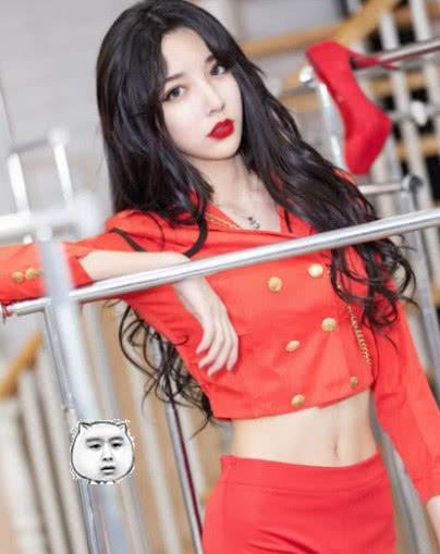 艾比晒红色皮衣美照，修长双腿让人心动，难怪那么多人喜欢他！