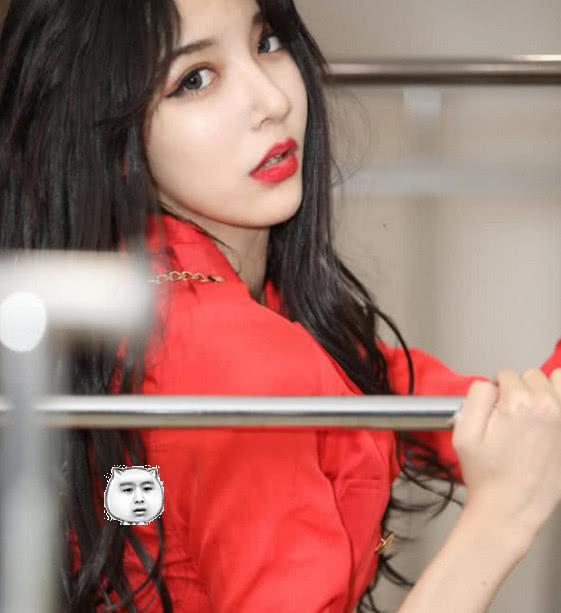 艾比晒红色皮衣美照，修长双腿让人心动，难怪那么多人喜欢他！