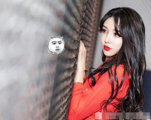 艾比晒红色皮衣美照，修长双腿让人心动，难怪那么多人喜欢他！