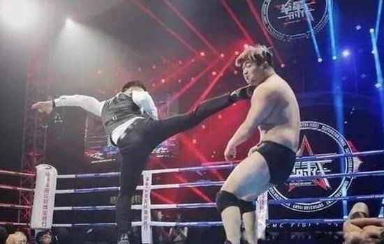 杨建平台上打日本人全视频原声 KO对手比赛是真的吗
