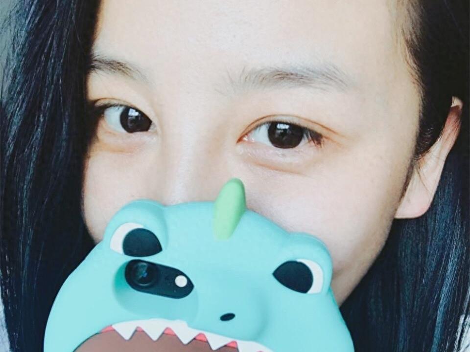 33岁张冬玲近照，素颜水嫩一身奢牌，疑与乡土民歌手隐婚多年