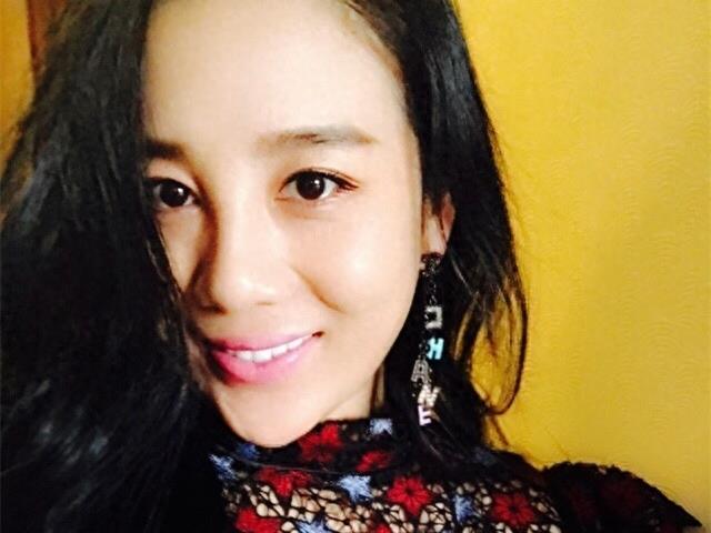 33岁张冬玲近照，素颜水嫩一身奢牌，疑与乡土民歌手隐婚多年