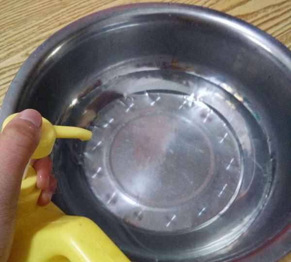 厕所去污垢用什么,厕所里的污渍用什么才能清除图1