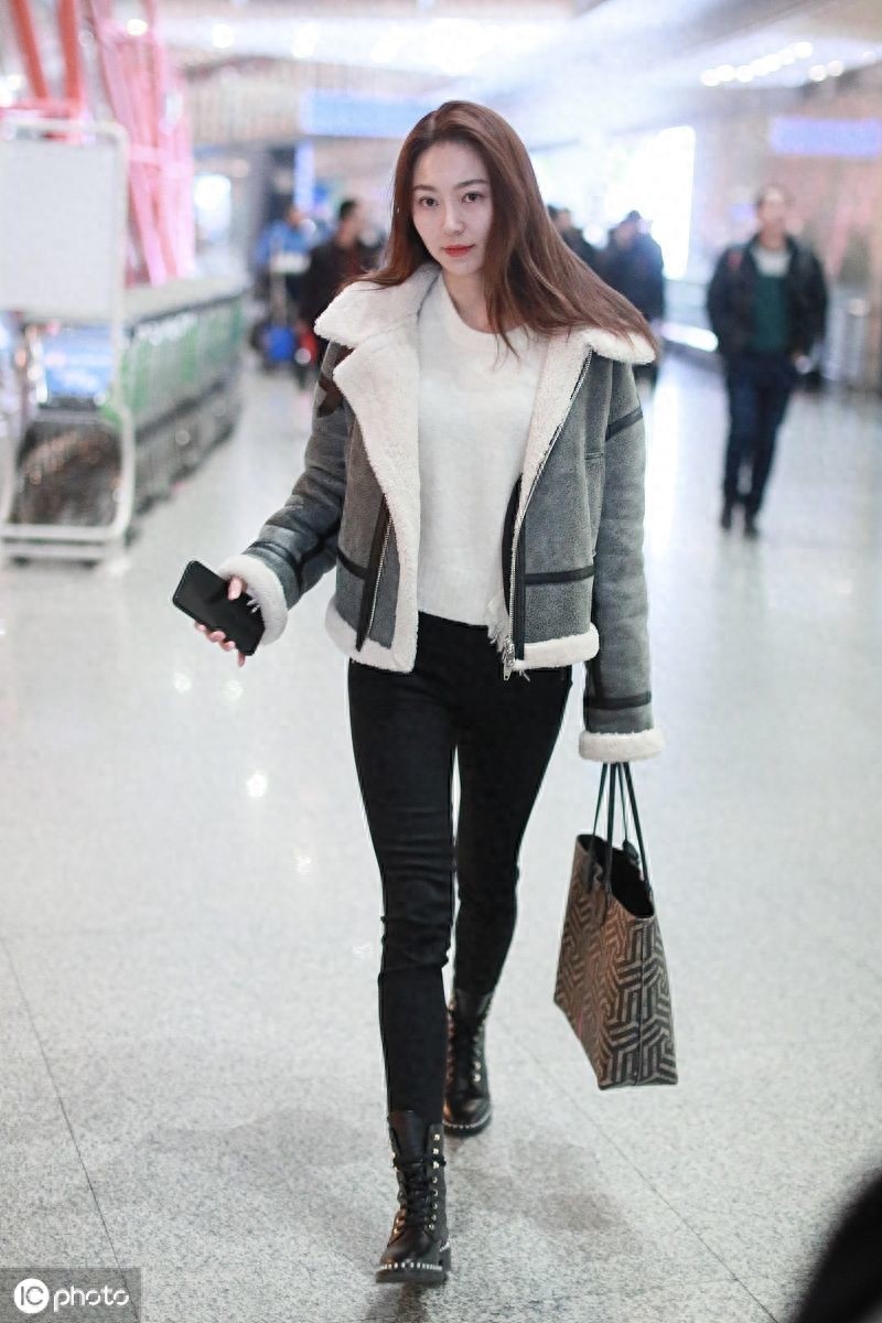 尽显满满气场！黄梦莹披长发皮肤白皙很女神，迈大步前进走路带风