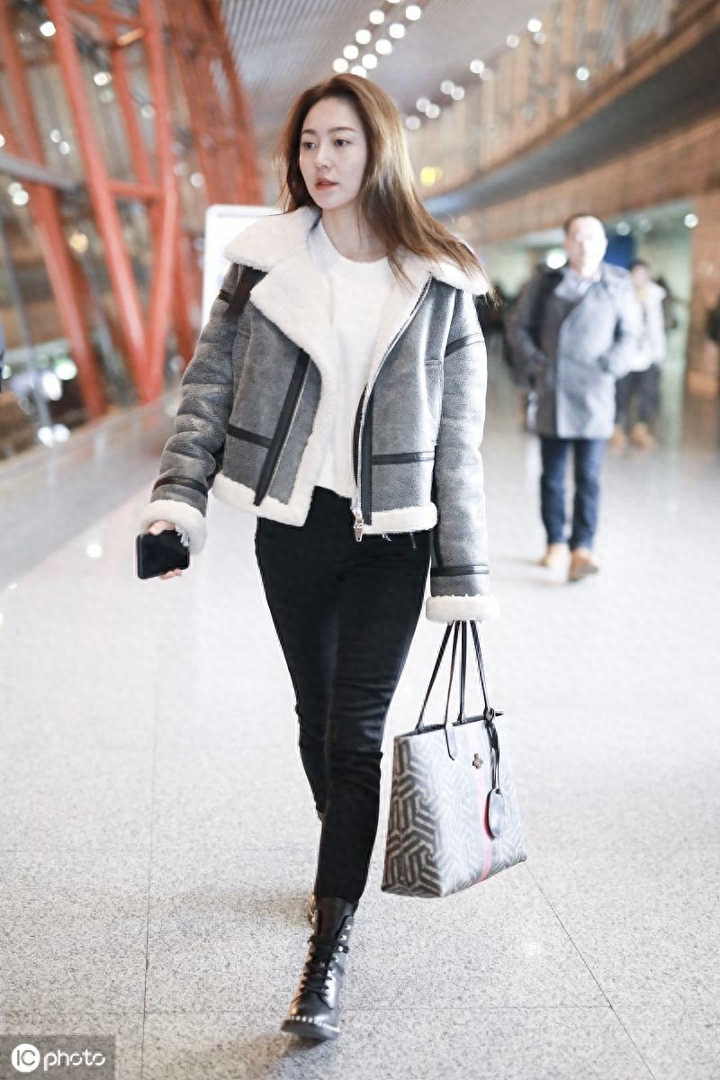 尽显满满气场！黄梦莹披长发皮肤白皙很女神，迈大步前进走路带风