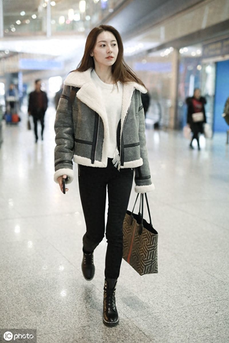 尽显满满气场！黄梦莹披长发皮肤白皙很女神，迈大步前进走路带风