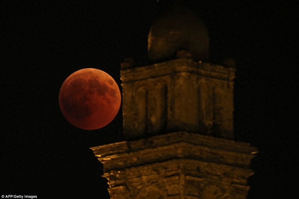 壮观！本世纪最长月全食现身，深红“血月”点亮多地名胜古迹