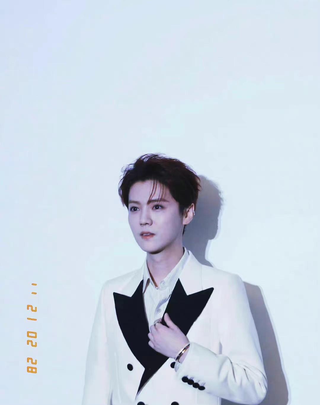 鹿晗红发生图火了！穿白色西装参加活动，脸发腮下轮廓线都没了